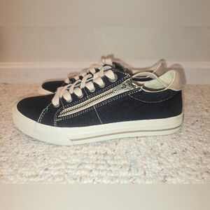 Womens  7.5 Taos navy blue sneakers.